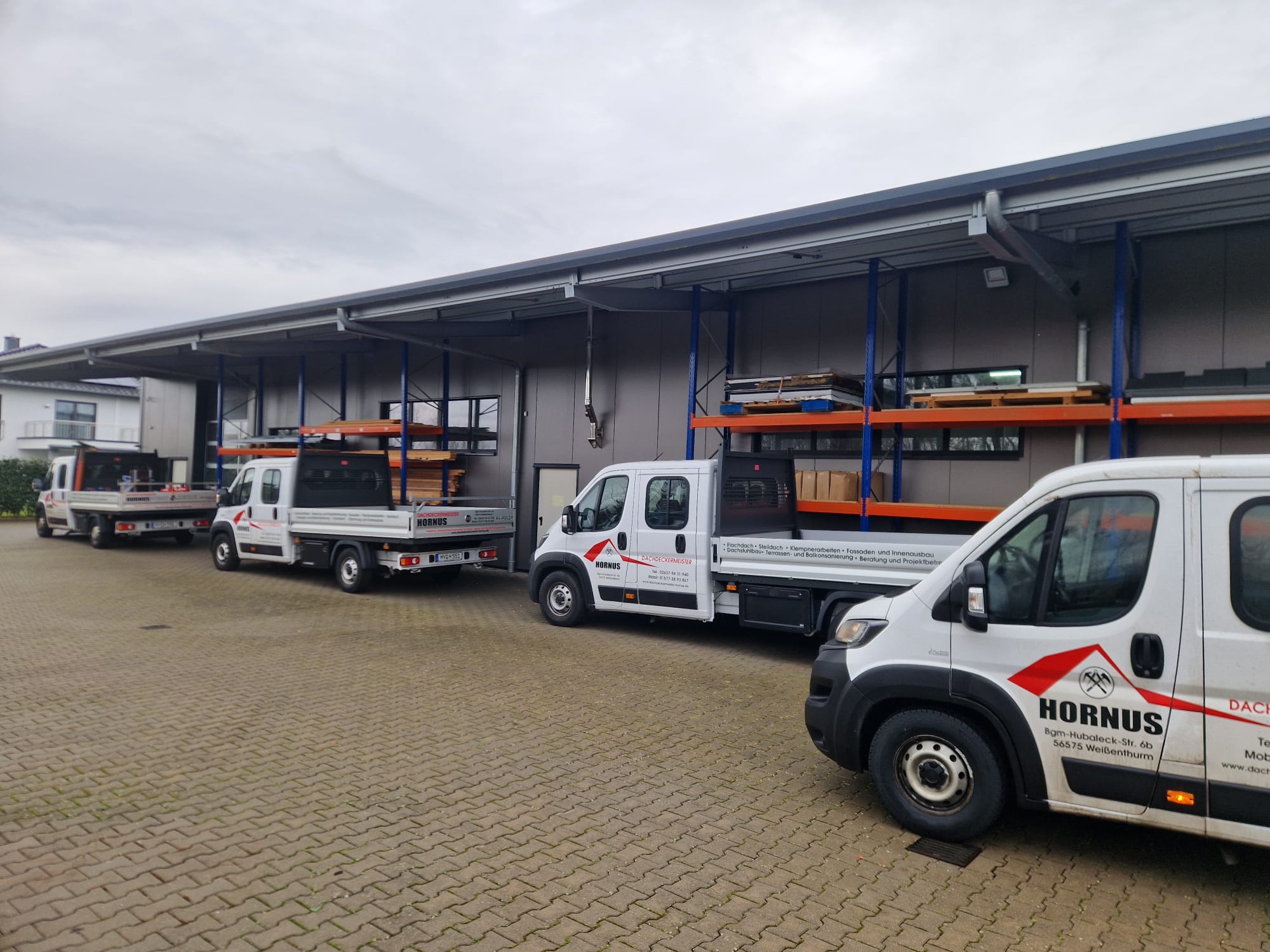 Fuhrpark Dachdeckermeister Hornus mit Firmenfahrzeugen