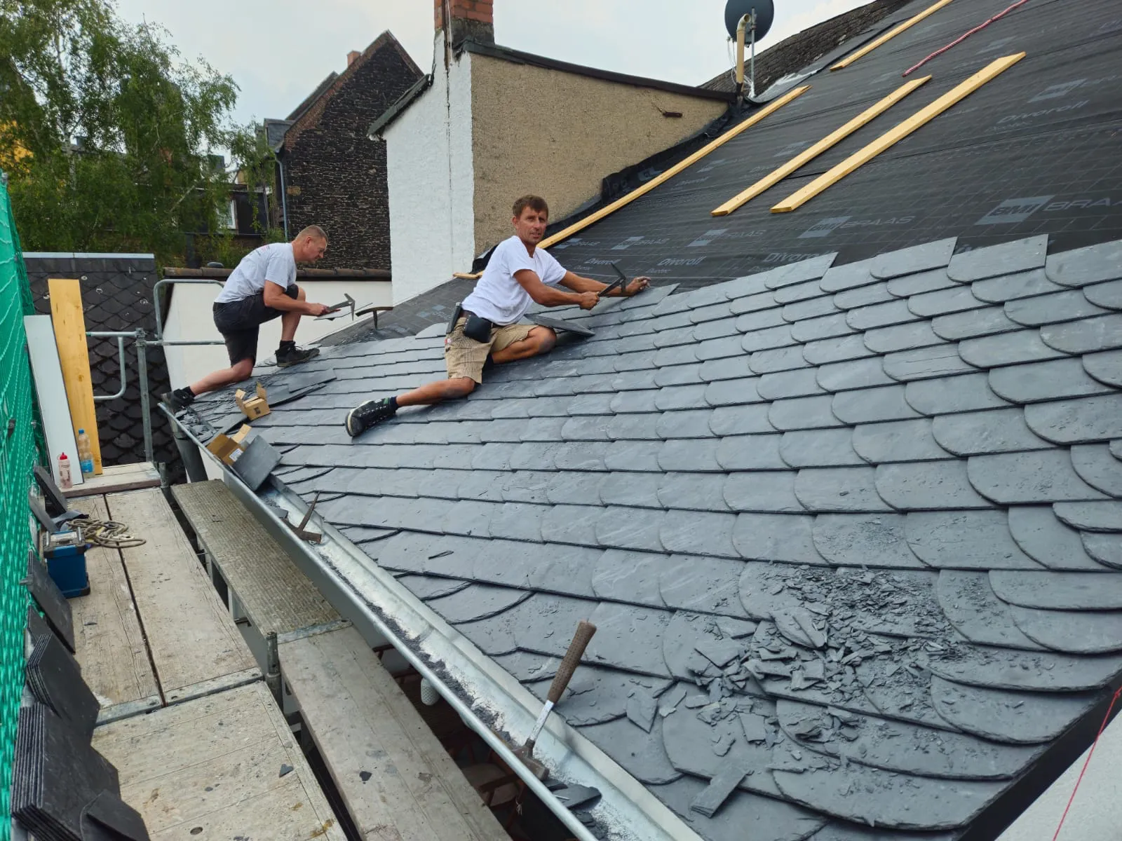Schieferdach-Eindeckung durch Dachdecker in der Region Neuwied