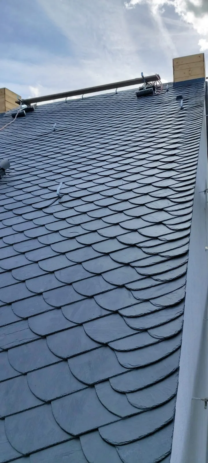 Schieferdach Nahaufnahme – Schuppendeckung Naturschiefer