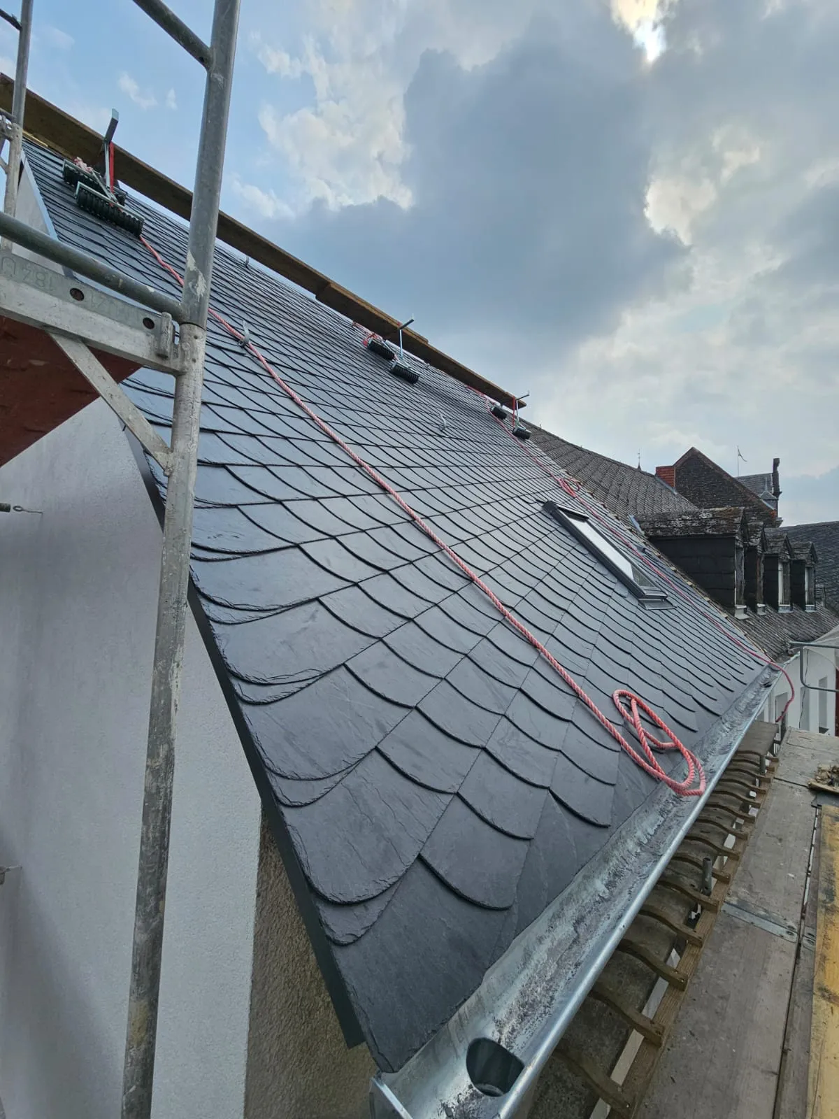 Schieferdach Verlegung mit Gerüst – Altdeutsche Deckung