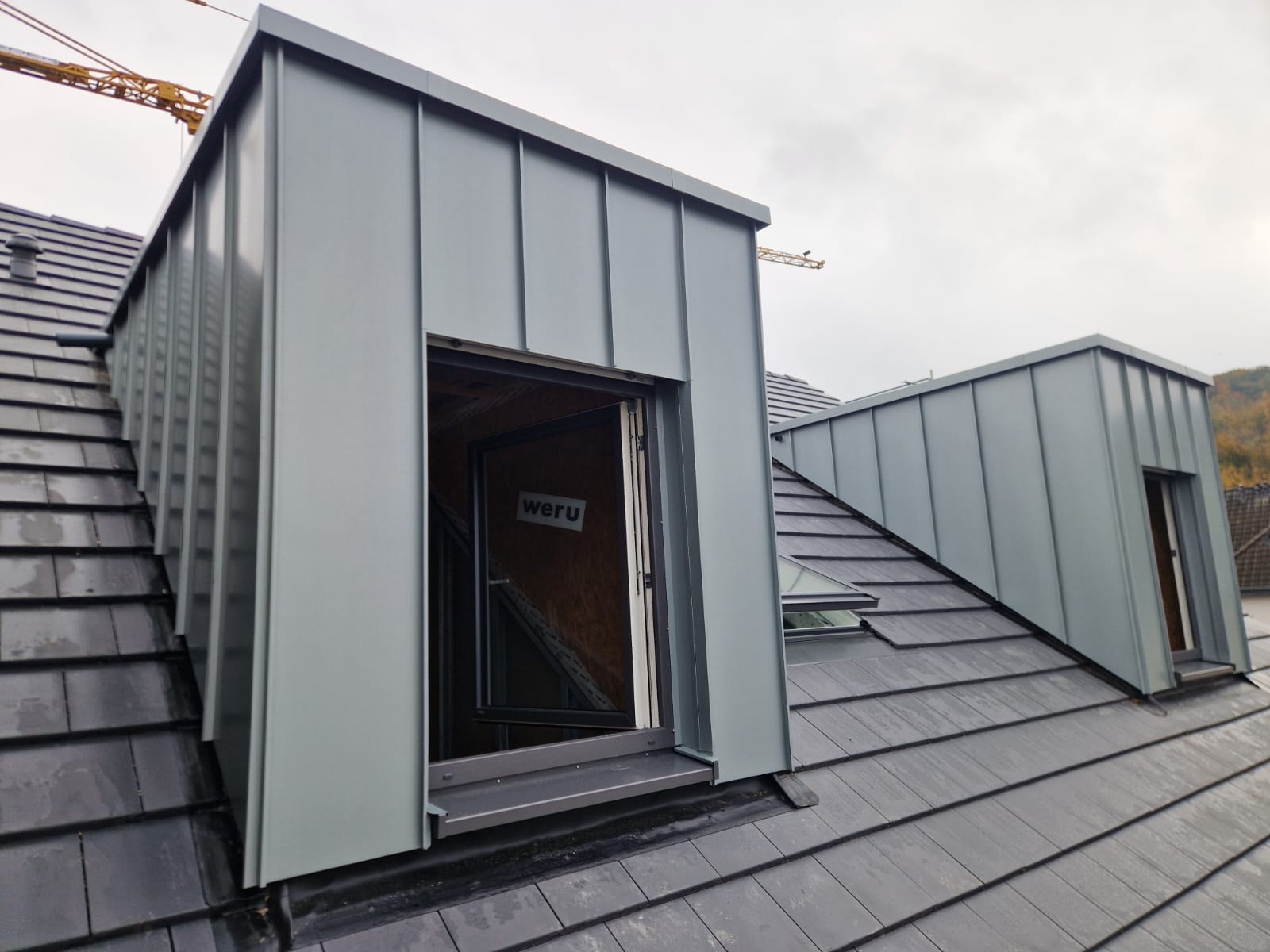 Dachgauben-Installation mit Metallverkleidung