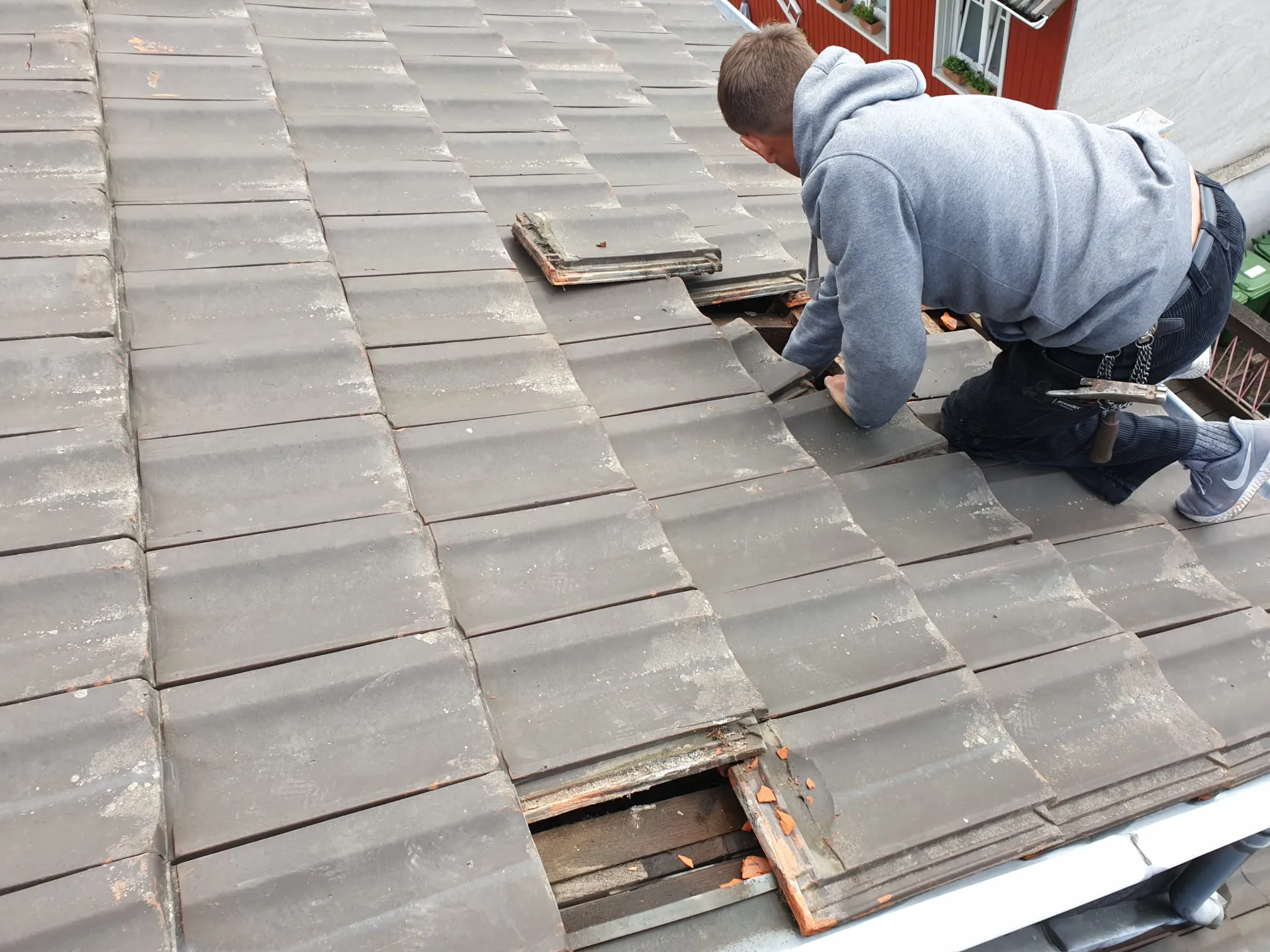 Dachreparatur Steildach mit Ziegeln