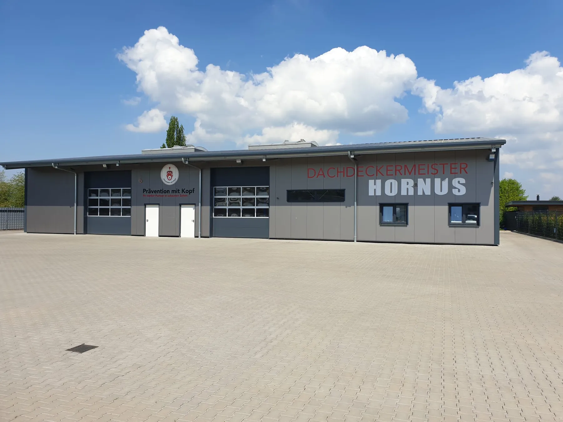 Dachdeckerei Hornus Team bei der Arbeit